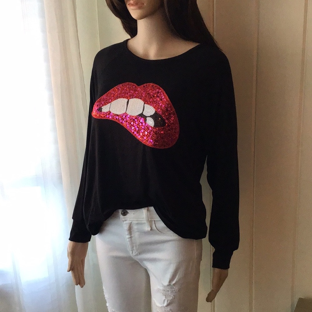 EDGY  “LIP BITE” SEQUINED TOP - Picture 14 of 15
